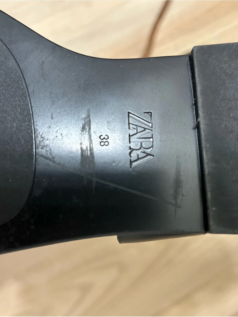 ZARA Black Leather Toe-Ring Sandals with Gold Accent - Picture 5 of 6